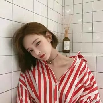 他在窥着你